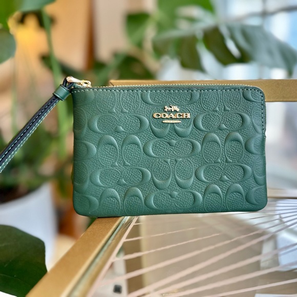 NWT Coach Embossed Matte Textured Forest Green Corner Zip Wristlet Signature C’s - Picture 9 of 11